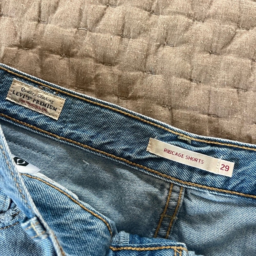 Levi’s Ribcage Shorts - Picture 3 of 4